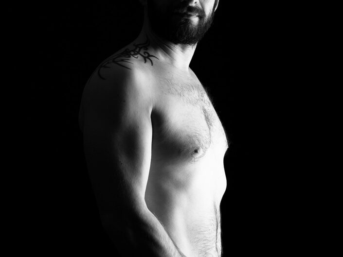https://www.seb-photography.fr/wp-content/uploads/2023/01/photographie-de-nu-masculin-seb-photography-photo-erotiques-8-705x529.jpg