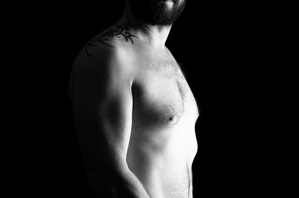 https://www.seb-photography.fr/wp-content/uploads/2023/01/photographie-de-nu-masculin-seb-photography-photo-erotiques-8-960x636.jpg